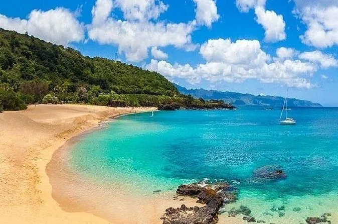 Arena dorada y agua turquesa en Waimea Bay, en North Shore de Oahu