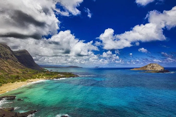 Costa de Makapu'u con agua turquesa e isla Rabbit al fondo