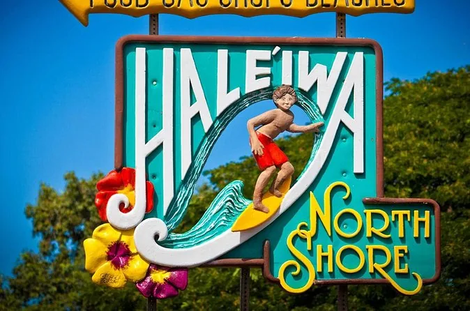 El colorido cartel del pueblo de Haleiwa, en North Shore, con un surfista y flores de hibisco