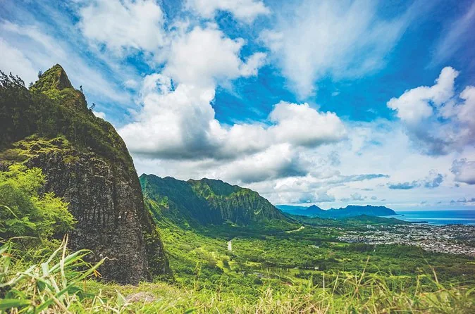 Steile grüne Klippen auf der windzugewandten Seite über einem Tal auf Oahu