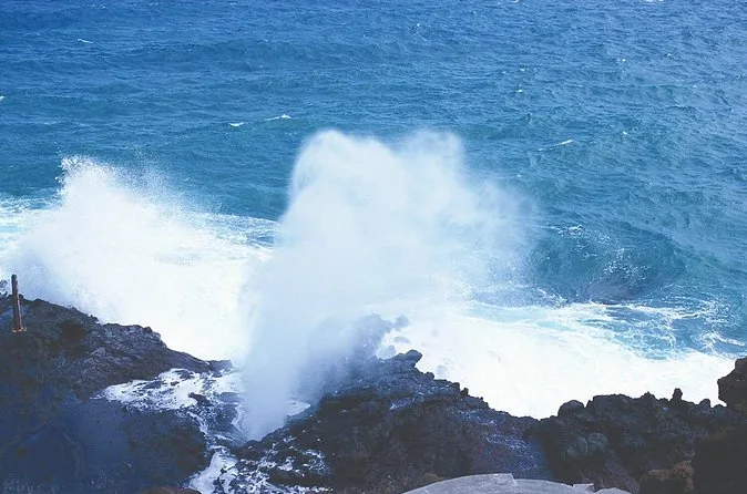 Olas rompiendo sobre la roca de lava negra en la costa sureste de Oahu, cerca de Halona