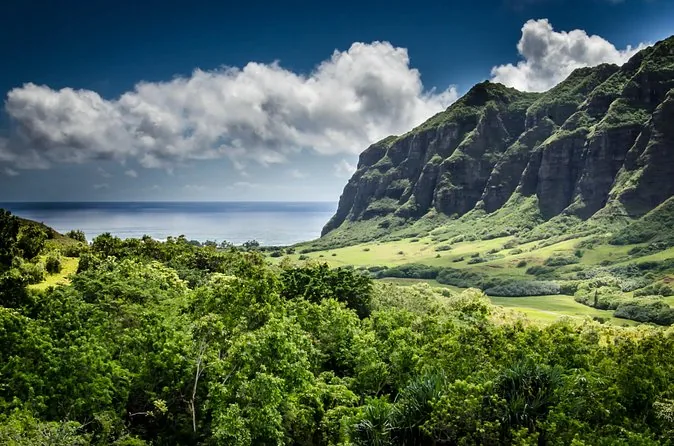 Escarpados acantilados verdes y acanalados de la cordillera Ko'olau sobre Kualoa, en el lado de barlovento de Oahu